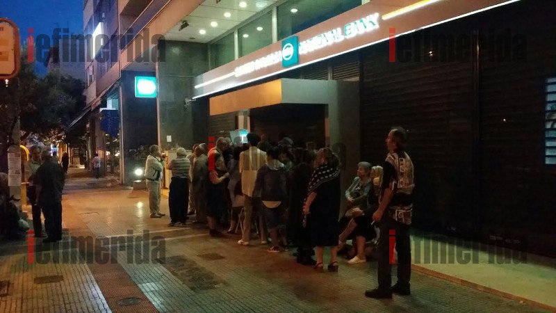 Λιποθυμίες ηλικιωμένων στις ουρές για τα 120 ευρώ [εικόνες] | iefimerida.gr 1