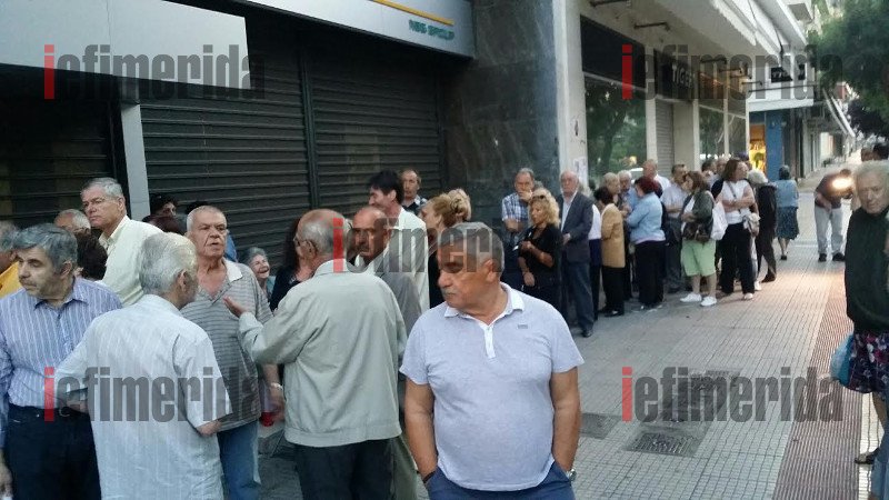 Λιποθυμίες ηλικιωμένων στις ουρές για τα 120 ευρώ [εικόνες] | iefimerida.gr 2