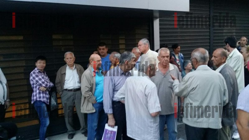 Λιποθυμίες ηλικιωμένων στις ουρές για τα 120 ευρώ [εικόνες] | iefimerida.gr 3