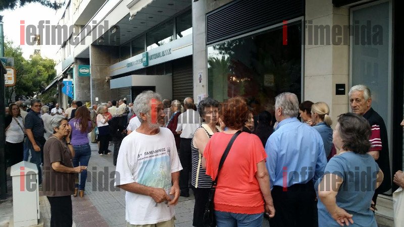 Λιποθυμίες ηλικιωμένων στις ουρές για τα 120 ευρώ [εικόνες] | iefimerida.gr 4
