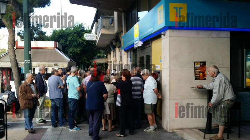 Λιποθυμίες ηλικιωμένων στις ουρές για τα 120 ευρώ [εικόνες] | iefimerida.gr 5