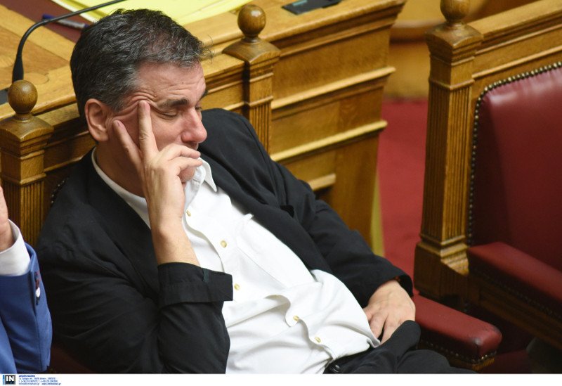 Το ξενύχτι στη Βουλή τους λύγισε - Οι γκριμάτσες του Τσίπρα, οι ματιές στο ρολόι, τα κλειστά μάτια του Τσακαλώτου και οι... καραμέλες φιλιού [εικόνες] | iefimerida.gr 10