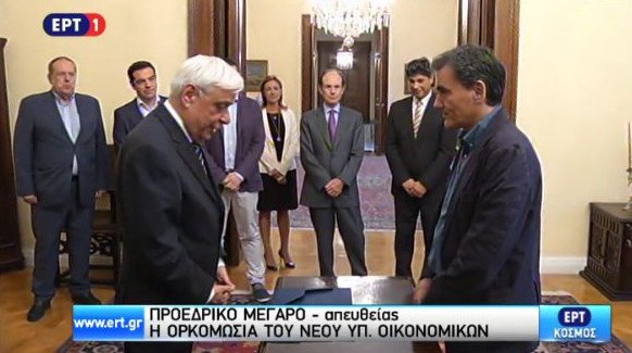 Το άγχος του Τσακαλώτου στην ορκωμοσία του – Ο διάλογος του με τον Παυλόπουλο [εικόνες] | iefimerida.gr 2