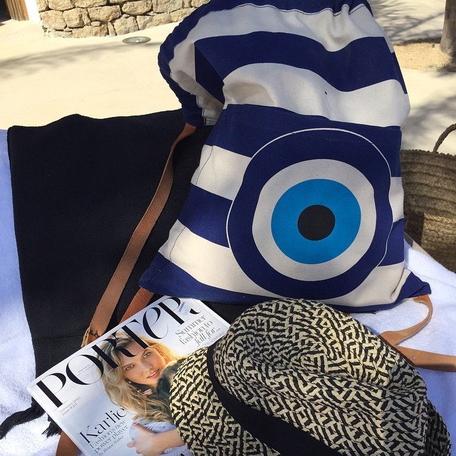 Οι ωραιότερες τσάντες παραλίας είναι ελληνικές και έχουν βαρύ πολιτικό επώνυμο [εικόνες] | iefimerida.gr 1