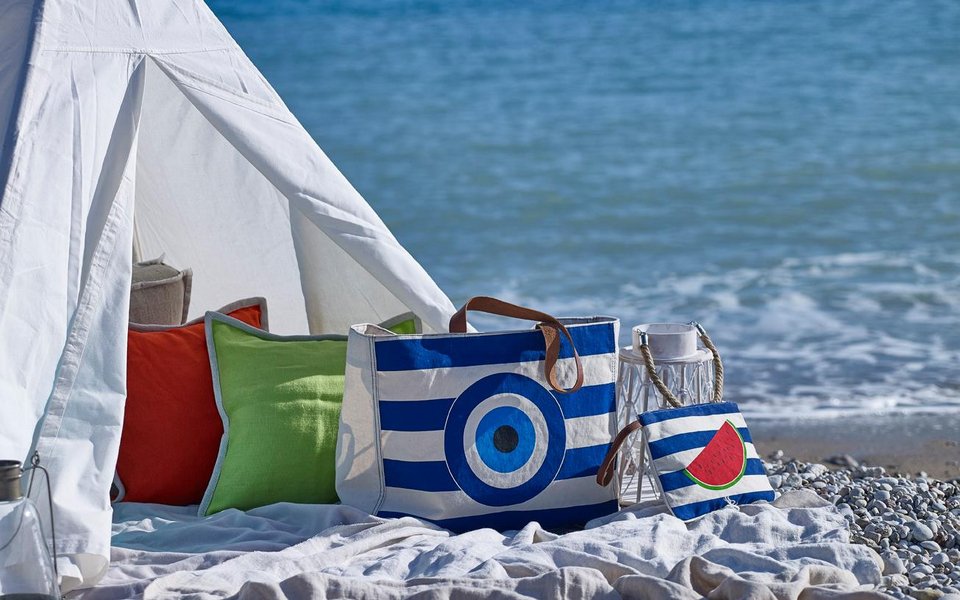 Οι ωραιότερες τσάντες παραλίας είναι ελληνικές και έχουν βαρύ πολιτικό επώνυμο [εικόνες] | iefimerida.gr 6