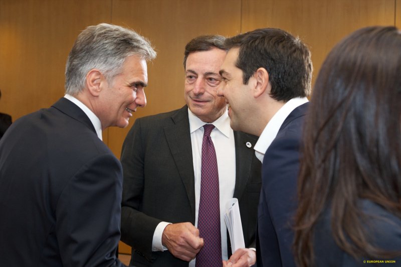 Γιατί γελάει ο πρωθυπουργός και στις πιο δραματικές στιγμές [εικόνες] | iefimerida.gr 10