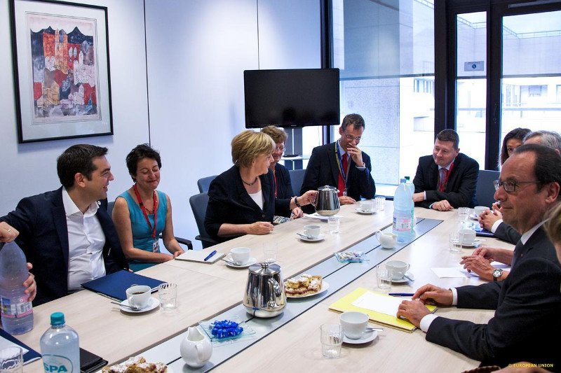 Γιατί γελάει ο πρωθυπουργός και στις πιο δραματικές στιγμές [εικόνες] | iefimerida.gr 5