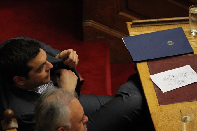 Ο πρωθυπουργός ζωγραφίζει... λουλουδάκια στη Βουλή την ώρα της συζήτησης [εικόνες] | iefimerida.gr 1