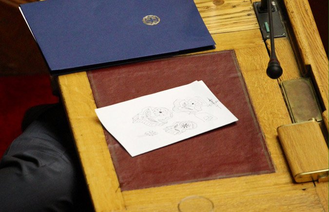 Ο πρωθυπουργός ζωγραφίζει... λουλουδάκια στη Βουλή την ώρα της συζήτησης [εικόνες] | iefimerida.gr 0