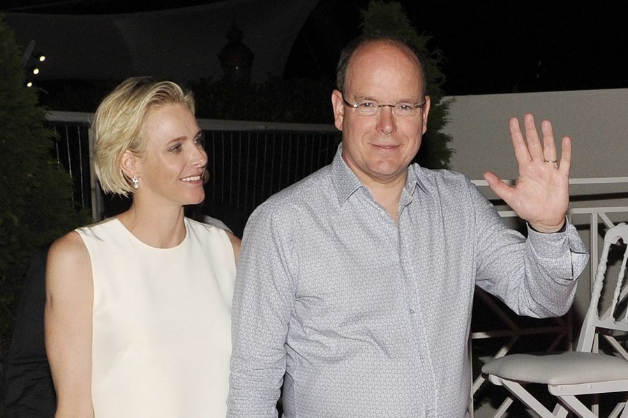 Η Σαρλίν «λιώνει» στην αγκαλιά του πρίγκιπα Αλβέρτου [εικόνες] | iefimerida.gr 0