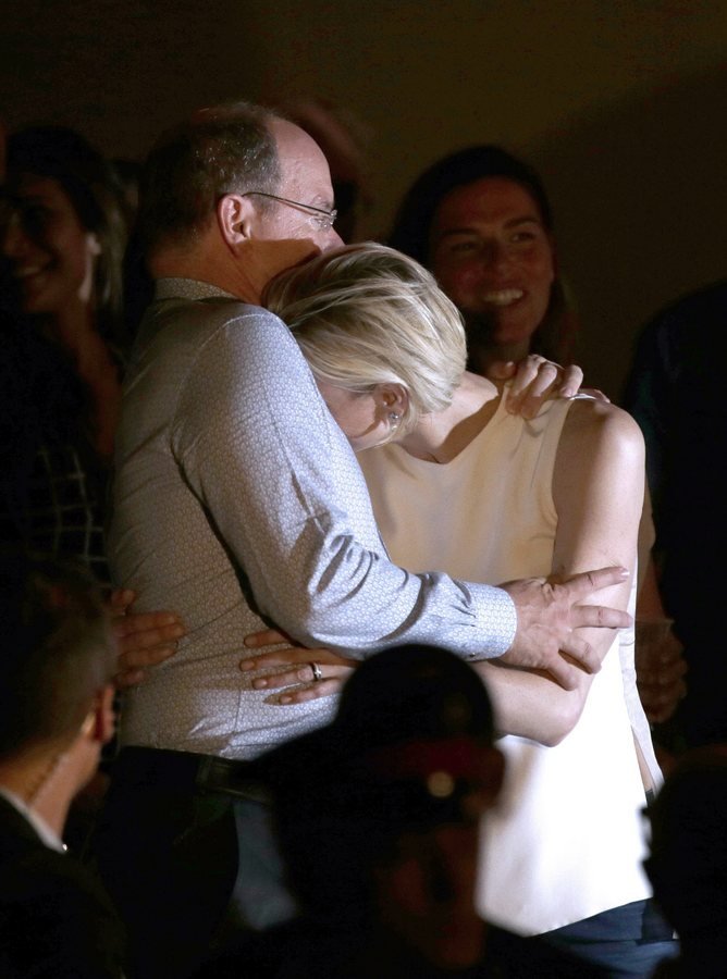 Η Σαρλίν «λιώνει» στην αγκαλιά του πρίγκιπα Αλβέρτου [εικόνες] | iefimerida.gr 3