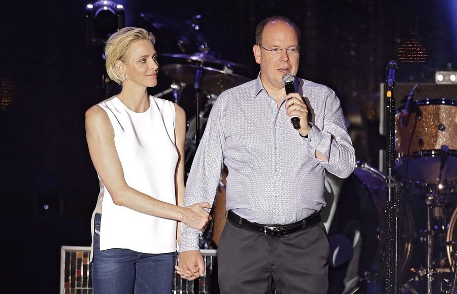 Η Σαρλίν «λιώνει» στην αγκαλιά του πρίγκιπα Αλβέρτου [εικόνες] | iefimerida.gr 4