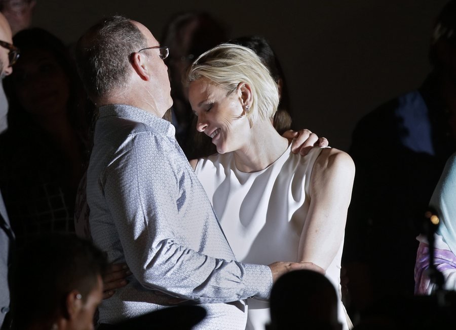 Η Σαρλίν «λιώνει» στην αγκαλιά του πρίγκιπα Αλβέρτου [εικόνες] | iefimerida.gr 2