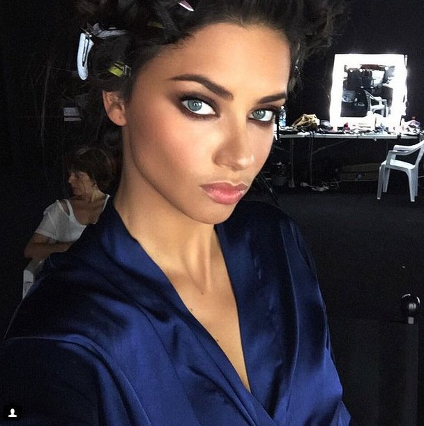 Οι Αγγελοι της Victoria's Secret ξεχύθηκαν στους δρόμους της Ρώμης [εικόνες] | iefimerida.gr 10