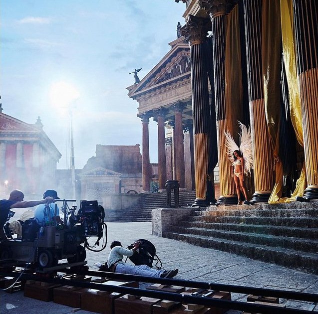 Οι Αγγελοι της Victoria's Secret ξεχύθηκαν στους δρόμους της Ρώμης [εικόνες] | iefimerida.gr 1