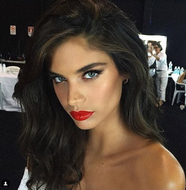 Οι Αγγελοι της Victoria's Secret ξεχύθηκαν στους δρόμους της Ρώμης [εικόνες] | iefimerida.gr 9