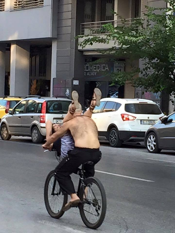 Viral: Η φωτογραφία με το ζευγάρι στη Θεσσαλονίκη αγκαλιά πάνω στο ποδήλατο [εικόνα] | iefimerida.gr 0