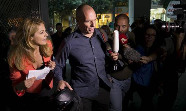 Η όμορφη ξανθιά με τίτλο από καλλιστεία που πήρε συνέντευξη από τον Βαρουφάκη [εικόνες] | iefimerida.gr 4