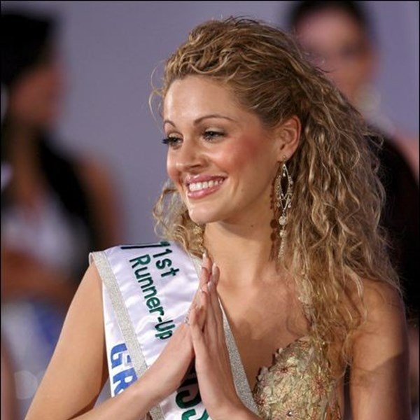 Η όμορφη ξανθιά με τίτλο από καλλιστεία που πήρε συνέντευξη από τον Βαρουφάκη [εικόνες] | iefimerida.gr 8