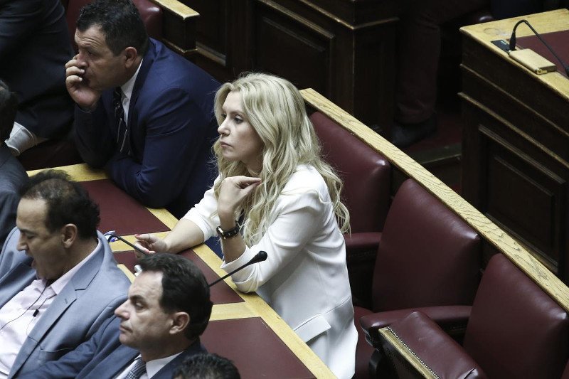 Το ξενύχτι στη Βουλή τους λύγισε - Οι γκριμάτσες του Τσίπρα, οι ματιές στο ρολόι, τα κλειστά μάτια του Τσακαλώτου και οι... καραμέλες φιλιού [εικόνες] | iefimerida.gr 27