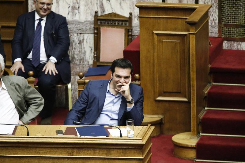 Το ξενύχτι στη Βουλή τους λύγισε - Οι γκριμάτσες του Τσίπρα, οι ματιές στο ρολόι, τα κλειστά μάτια του Τσακαλώτου και οι... καραμέλες φιλιού [εικόνες] | iefimerida.gr 0