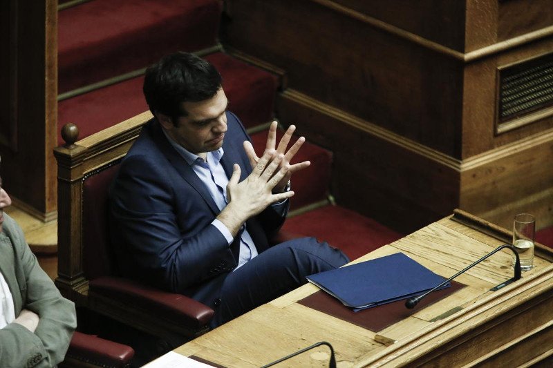 Το ξενύχτι στη Βουλή τους λύγισε - Οι γκριμάτσες του Τσίπρα, οι ματιές στο ρολόι, τα κλειστά μάτια του Τσακαλώτου και οι... καραμέλες φιλιού [εικόνες] | iefimerida.gr 1