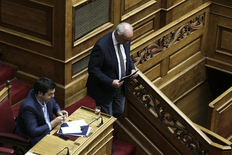 Το ξενύχτι στη Βουλή τους λύγισε - Οι γκριμάτσες του Τσίπρα, οι ματιές στο ρολόι, τα κλειστά μάτια του Τσακαλώτου και οι... καραμέλες φιλιού [εικόνες] | iefimerida.gr 3