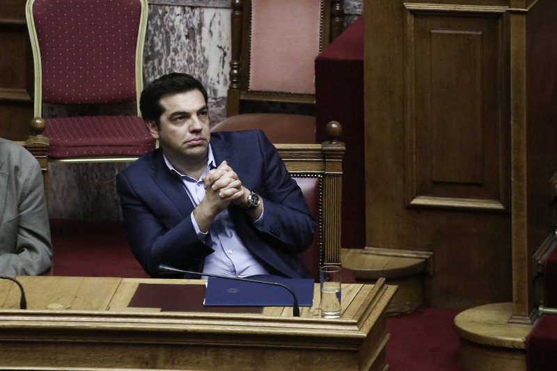 Το ξενύχτι στη Βουλή τους λύγισε - Οι γκριμάτσες του Τσίπρα, οι ματιές στο ρολόι, τα κλειστά μάτια του Τσακαλώτου και οι... καραμέλες φιλιού [εικόνες] | iefimerida.gr 4