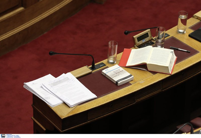 Το ξενύχτι στη Βουλή τους λύγισε - Οι γκριμάτσες του Τσίπρα, οι ματιές στο ρολόι, τα κλειστά μάτια του Τσακαλώτου και οι... καραμέλες φιλιού [εικόνες] | iefimerida.gr 33