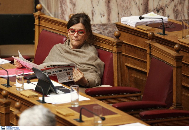 Το ξενύχτι στη Βουλή τους λύγισε - Οι γκριμάτσες του Τσίπρα, οι ματιές στο ρολόι, τα κλειστά μάτια του Τσακαλώτου και οι... καραμέλες φιλιού [εικόνες] | iefimerida.gr 16