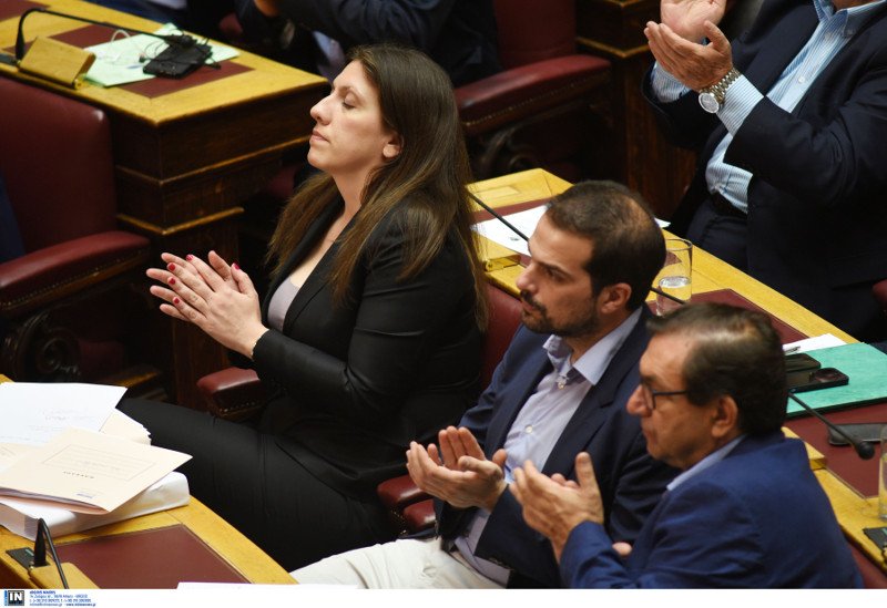 Το ξενύχτι στη Βουλή τους λύγισε - Οι γκριμάτσες του Τσίπρα, οι ματιές στο ρολόι, τα κλειστά μάτια του Τσακαλώτου και οι... καραμέλες φιλιού [εικόνες] | iefimerida.gr 24