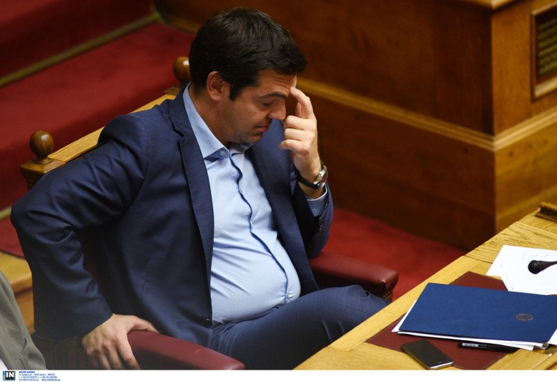 Το ξενύχτι στη Βουλή τους λύγισε - Οι γκριμάτσες του Τσίπρα, οι ματιές στο ρολόι, τα κλειστά μάτια του Τσακαλώτου και οι... καραμέλες φιλιού [εικόνες] | iefimerida.gr 6