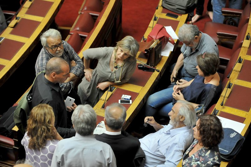 Το ξενύχτι στη Βουλή τους λύγισε - Οι γκριμάτσες του Τσίπρα, οι ματιές στο ρολόι, τα κλειστά μάτια του Τσακαλώτου και οι... καραμέλες φιλιού [εικόνες] | iefimerida.gr 26