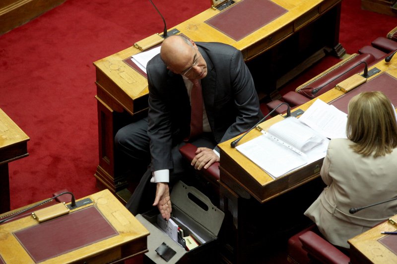 Το ξενύχτι στη Βουλή τους λύγισε - Οι γκριμάτσες του Τσίπρα, οι ματιές στο ρολόι, τα κλειστά μάτια του Τσακαλώτου και οι... καραμέλες φιλιού [εικόνες] | iefimerida.gr 29