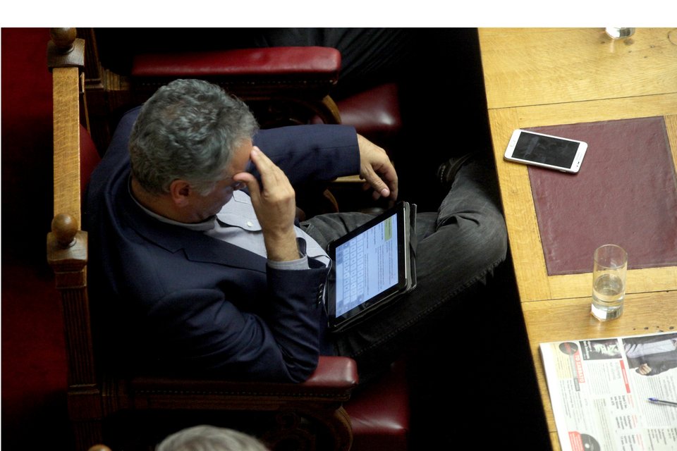 Το ξενύχτι στη Βουλή τους λύγισε - Οι γκριμάτσες του Τσίπρα, οι ματιές στο ρολόι, τα κλειστά μάτια του Τσακαλώτου και οι... καραμέλες φιλιού [εικόνες] | iefimerida.gr 18