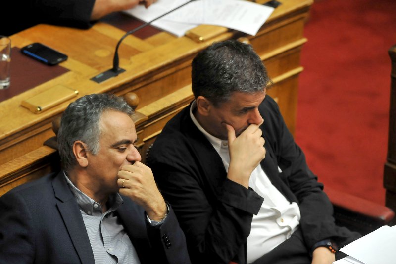 Το ξενύχτι στη Βουλή τους λύγισε - Οι γκριμάτσες του Τσίπρα, οι ματιές στο ρολόι, τα κλειστά μάτια του Τσακαλώτου και οι... καραμέλες φιλιού [εικόνες] | iefimerida.gr 19