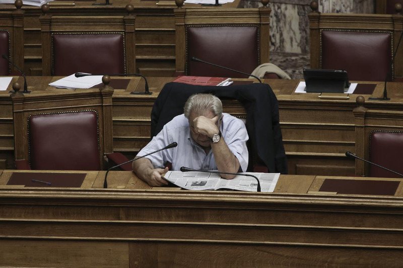 Το ξενύχτι στη Βουλή τους λύγισε - Οι γκριμάτσες του Τσίπρα, οι ματιές στο ρολόι, τα κλειστά μάτια του Τσακαλώτου και οι... καραμέλες φιλιού [εικόνες] | iefimerida.gr 15