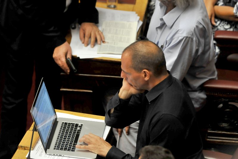 Το ξενύχτι στη Βουλή τους λύγισε - Οι γκριμάτσες του Τσίπρα, οι ματιές στο ρολόι, τα κλειστά μάτια του Τσακαλώτου και οι... καραμέλες φιλιού [εικόνες] | iefimerida.gr 25