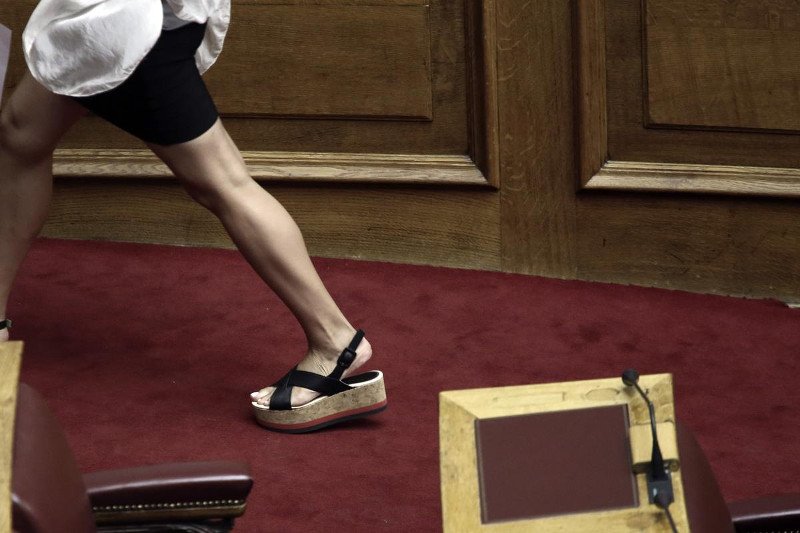 Το ξενύχτι στη Βουλή τους λύγισε - Οι γκριμάτσες του Τσίπρα, οι ματιές στο ρολόι, τα κλειστά μάτια του Τσακαλώτου και οι... καραμέλες φιλιού [εικόνες] | iefimerida.gr 31