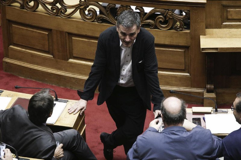 Το ξενύχτι στη Βουλή τους λύγισε - Οι γκριμάτσες του Τσίπρα, οι ματιές στο ρολόι, τα κλειστά μάτια του Τσακαλώτου και οι... καραμέλες φιλιού [εικόνες] | iefimerida.gr 23