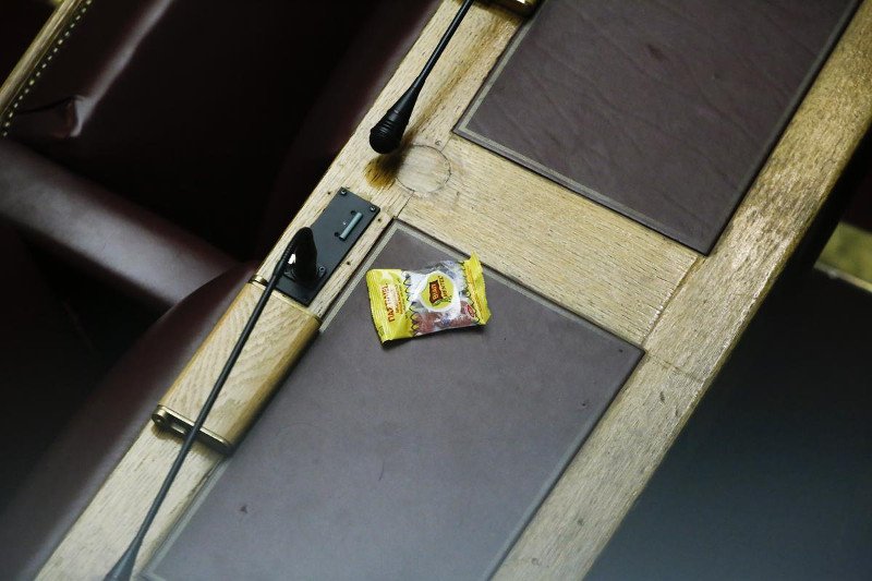 Το ξενύχτι στη Βουλή τους λύγισε - Οι γκριμάτσες του Τσίπρα, οι ματιές στο ρολόι, τα κλειστά μάτια του Τσακαλώτου και οι... καραμέλες φιλιού [εικόνες] | iefimerida.gr 32