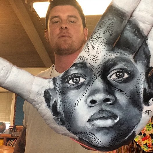 Πορτρέτα ζωγραφισμένα στις παλάμες -Δάσκαλος μετατρέπει τα χέρια του σε έργα τέχνης [εικόνες] | iefimerida.gr 0