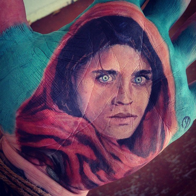 Πορτρέτα ζωγραφισμένα στις παλάμες -Δάσκαλος μετατρέπει τα χέρια του σε έργα τέχνης [εικόνες] | iefimerida.gr 7