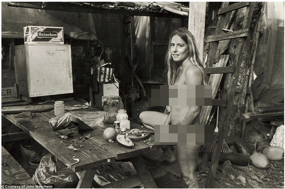 Σπάνια στιγμιότυπα από την κοινότητα χίπηδων που είχε ιδρύσει ο αδελφός της Ελίζαμπεθ Τέιλορ στη Χαβάη [εικόνες] | iefimerida.gr 16