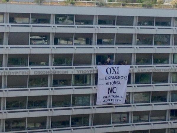 Σοκ στην Ελλάδα: Ο Βαρουφάκης ανάρτησε στο υπουργείο Οικονομικών γιγαντιαίο πανό με το «Οχι» [εικόνα] | iefimerida.gr 0