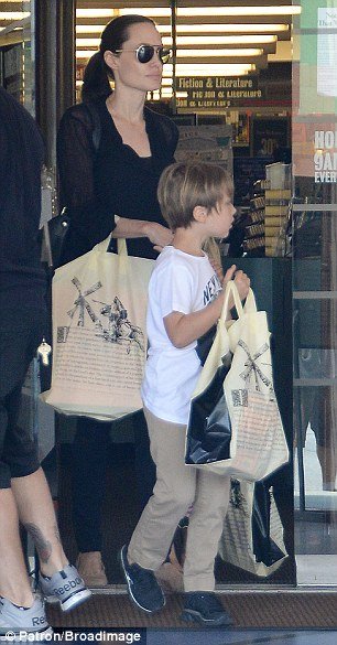 Μόνο για τρεις – Αντζελίνα Τζολί με τα δίδυμα για ψώνια στο Λος Αντζελες [εικόνες]  | iefimerida.gr 2