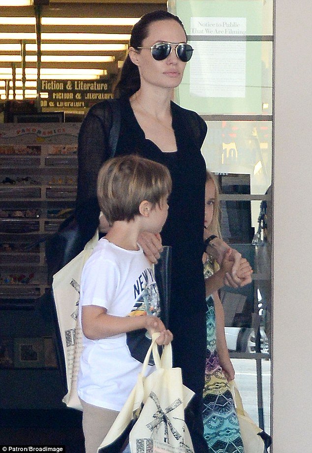 Μόνο για τρεις – Αντζελίνα Τζολί με τα δίδυμα για ψώνια στο Λος Αντζελες [εικόνες]  | iefimerida.gr 3