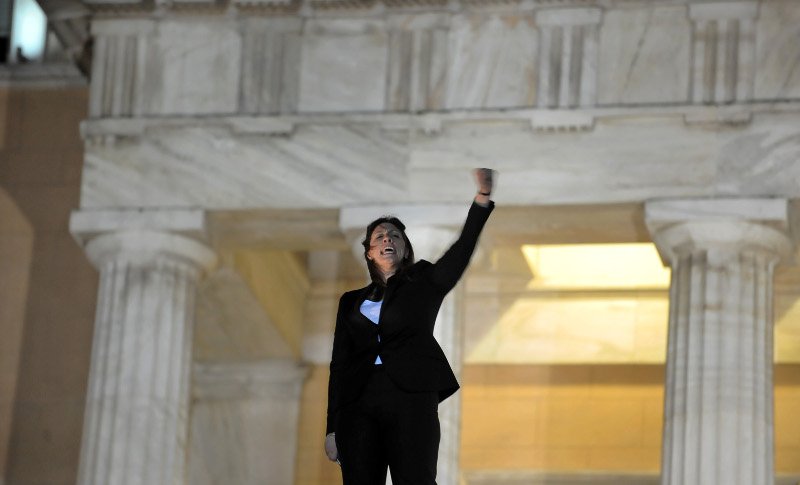 Η γροθιά της Ζωής μπροστά στο κοινοβούλιο [εικόνες] | iefimerida.gr 0