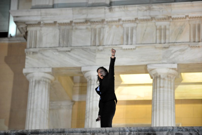 Η γροθιά της Ζωής μπροστά στο κοινοβούλιο [εικόνες] | iefimerida.gr 4