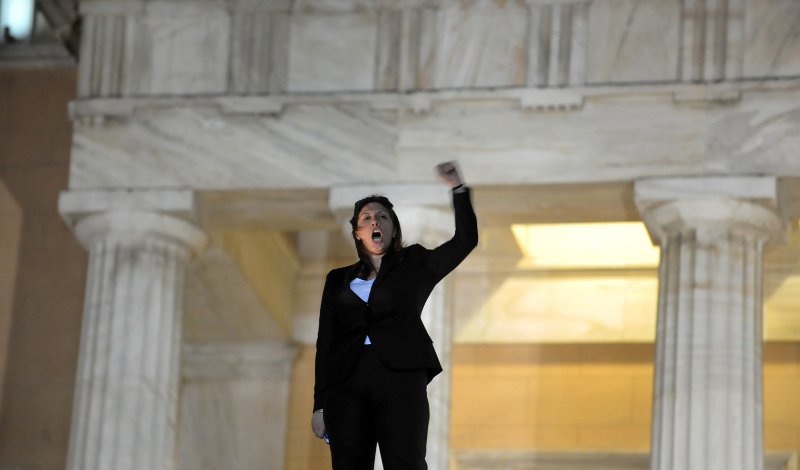 Η γροθιά της Ζωής μπροστά στο κοινοβούλιο [εικόνες] | iefimerida.gr 1